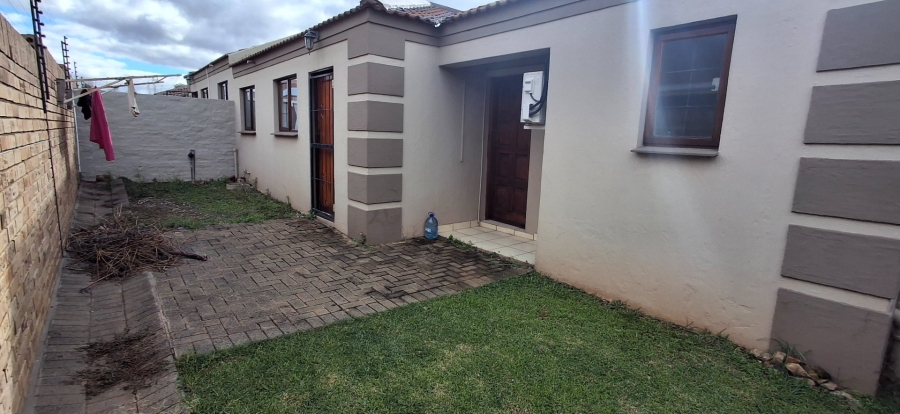 2 Bedroom Property for Sale in Langenhovenpark Free State